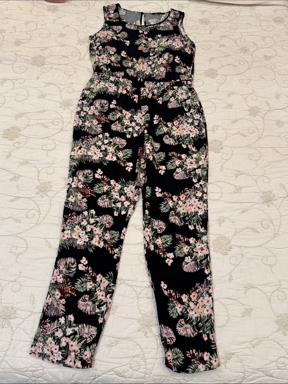 Vero Moda Black Floral Sleeveless lightweight Jumpsuit with hand pockets